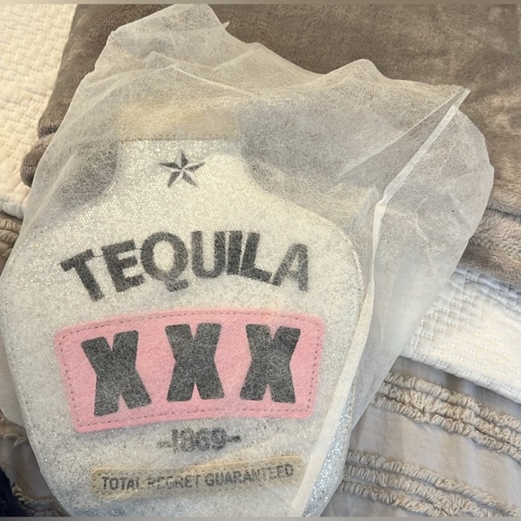 Tequila glittery cross body w/ chain strap. NWT
7.5” wide 9” tall. - Picture 4 of 5